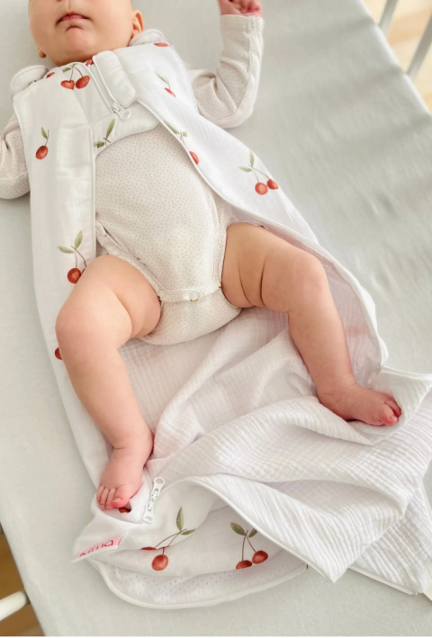 Śpiworek niemowlęcy NIKO / 0-6 / 1 TOG* / wisienki Śpiworek niemowlęcy NIKO / 0-6 / 1 TOG* / wisienki
