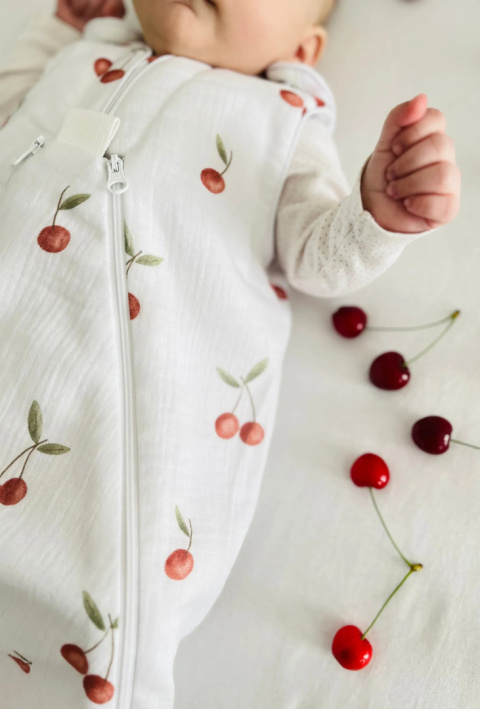 Śpiworek niemowlęcy NIKO / 0-6 / 1 TOG* / wisienki Śpiworek niemowlęcy NIKO / 0-6 / 1 TOG* / wisienki