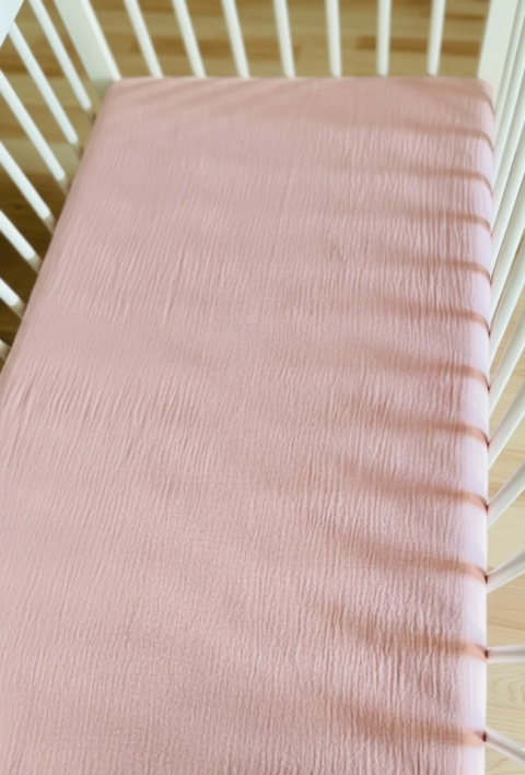 Prześcieradło muślinowe pudrowy róż / 120x60