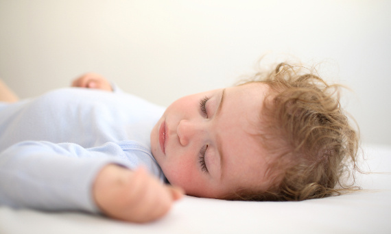 Jak drzemki dziecka wpływają na nocy sen? Harmonogram drzemek dziecka